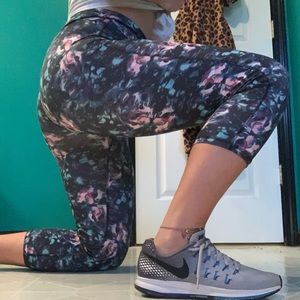 Floral print cropped workout leggings